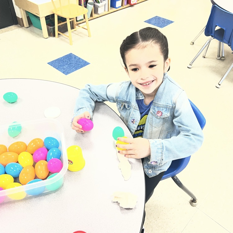 KRO had fun using plastic eggs & Playdoh to build the highest structure they could without it falling over