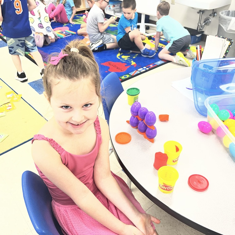 KRO had fun using plastic eggs & Playdoh to build the highest structure they could without it falling over