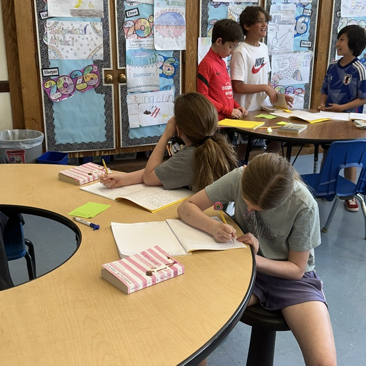 5K running their own independent Book Clubs! 📕📗📘📙