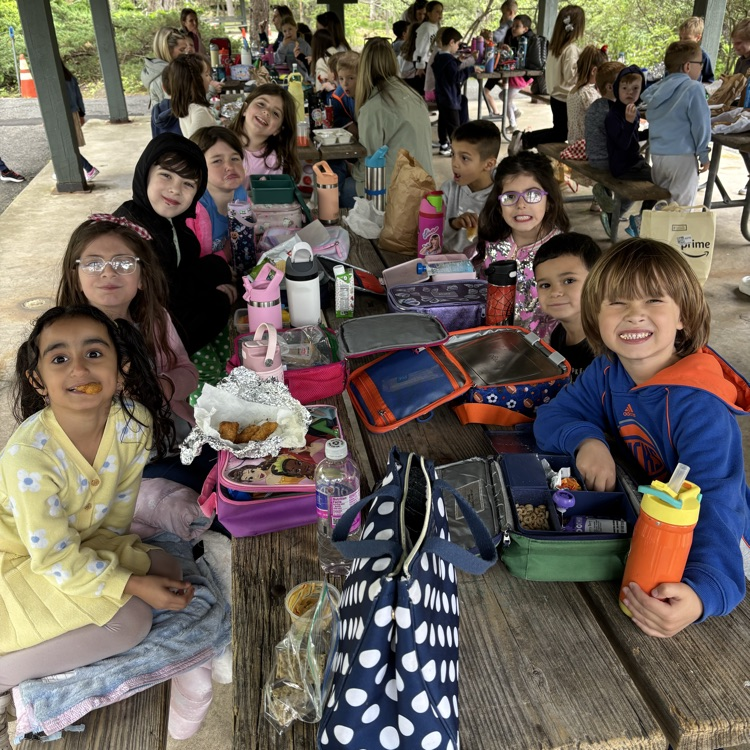 children eating lunch