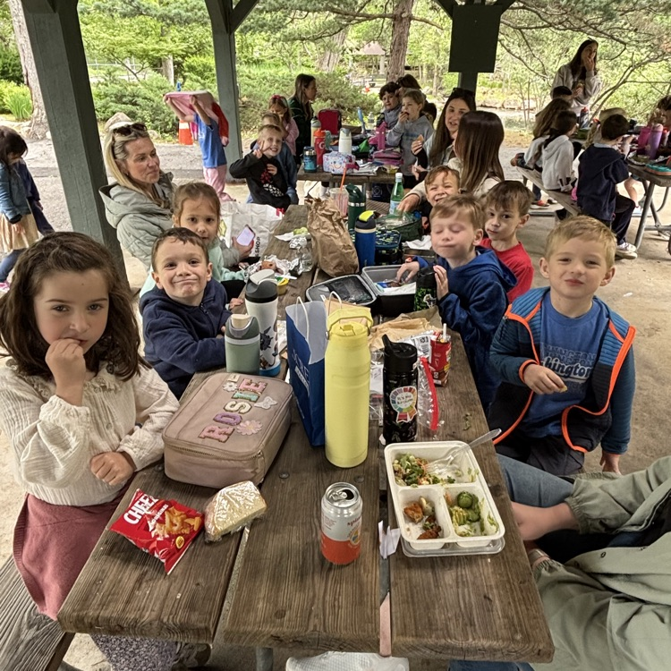children eating lunch