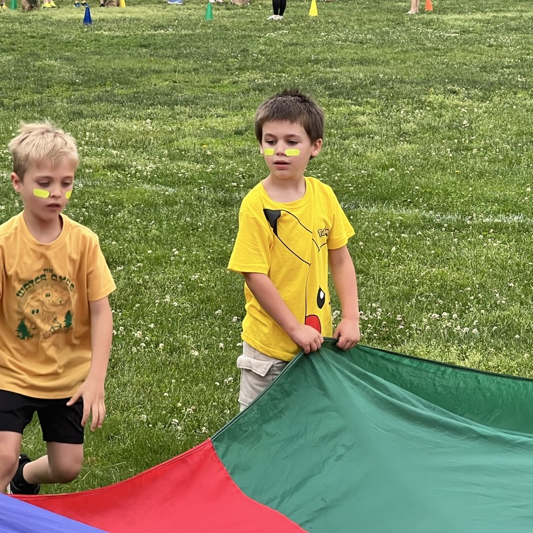 KRO playing Parachute