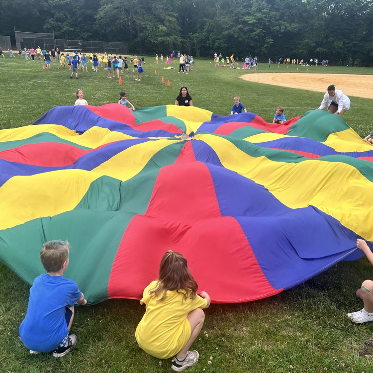 KRO playing Parachute