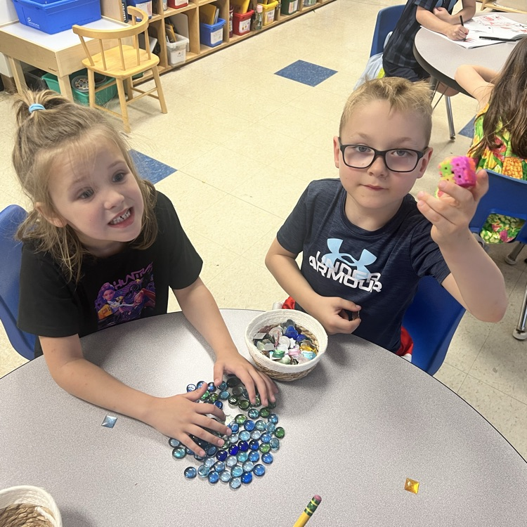 KRO uses loose parts to create during quiet time