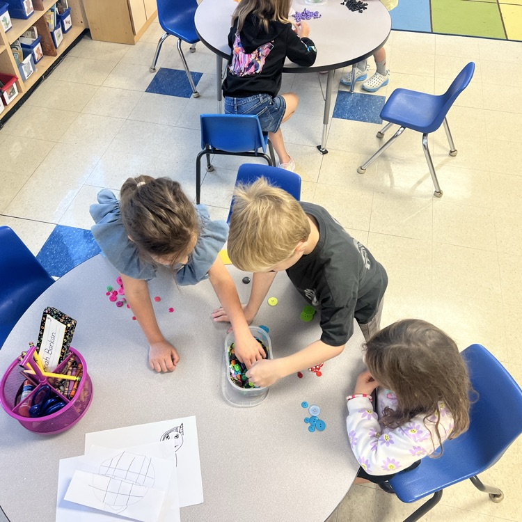 KRO sorts a variety of loose parts by attributes.