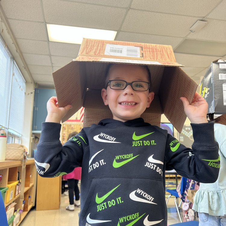 Makerspace Friday in KR. Robots, a house, a jellyfish and more!