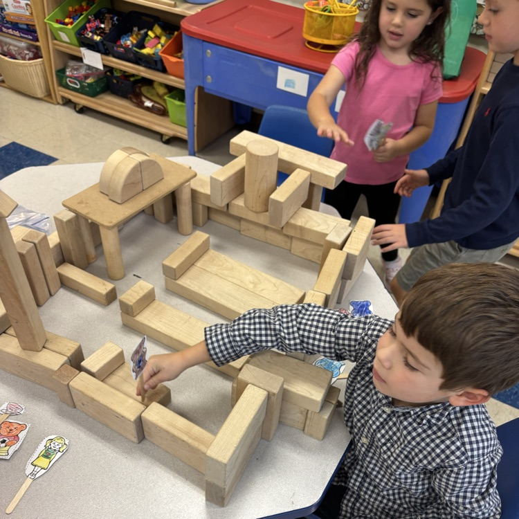 children building with blocks