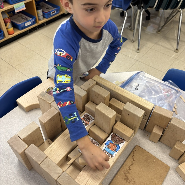 children building with blocks