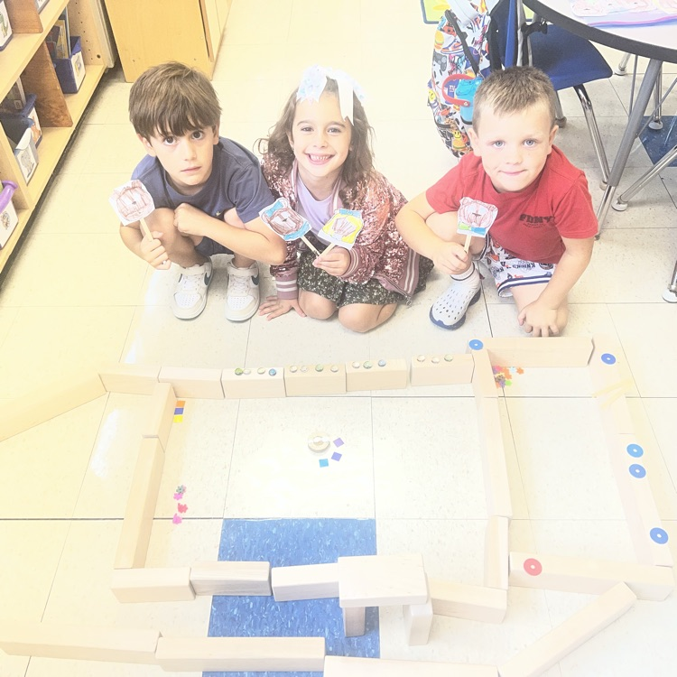 KR uses their puppets to retell The Three Bears in their block builds
