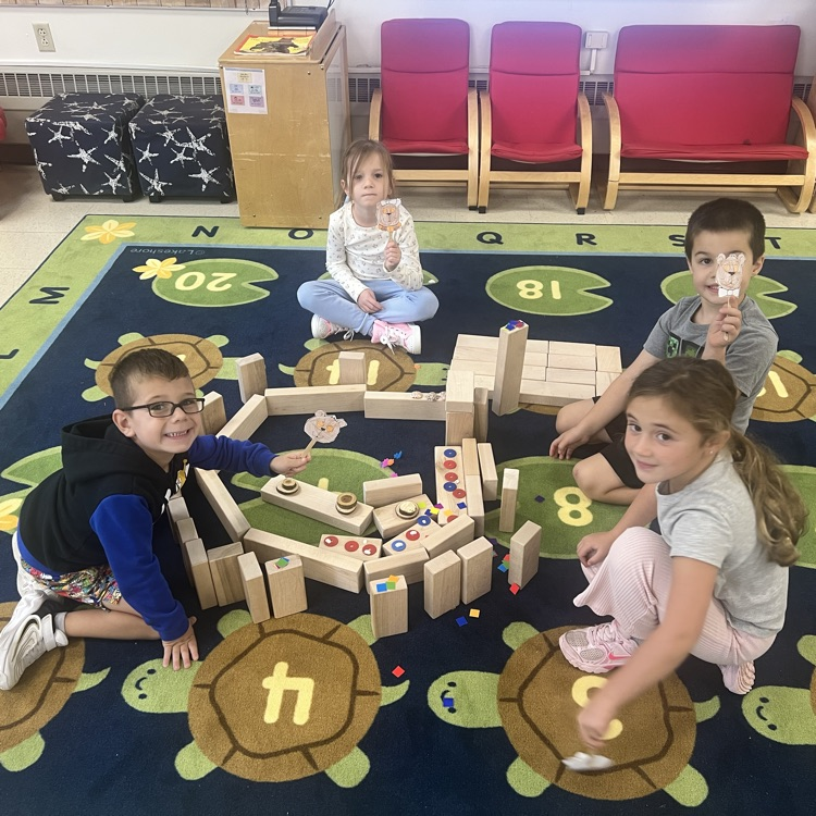 KR uses their puppets to retell The Three Bears in their block builds