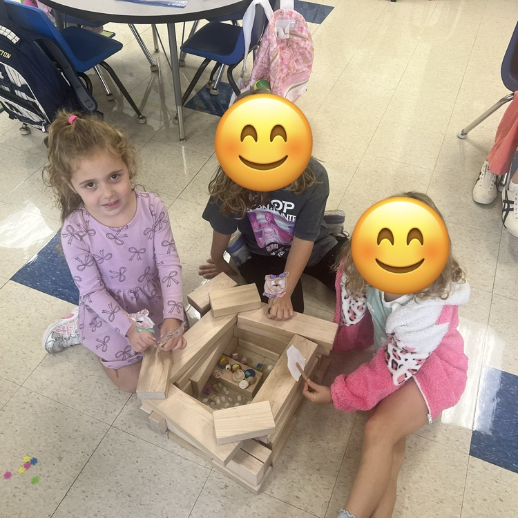 KR uses their puppets to retell The Three Bears in their block builds