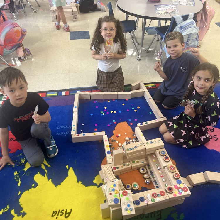 KR uses their puppets to retell The Three Bears in their block builds