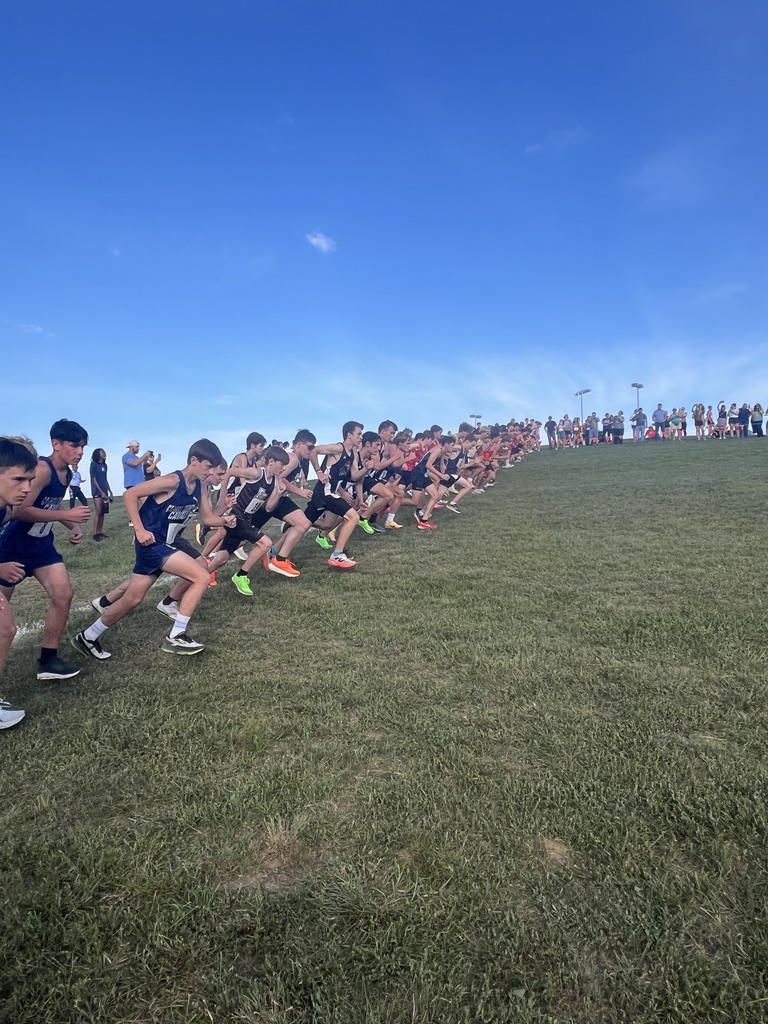 The race begins and all the male runners cross the starting line!