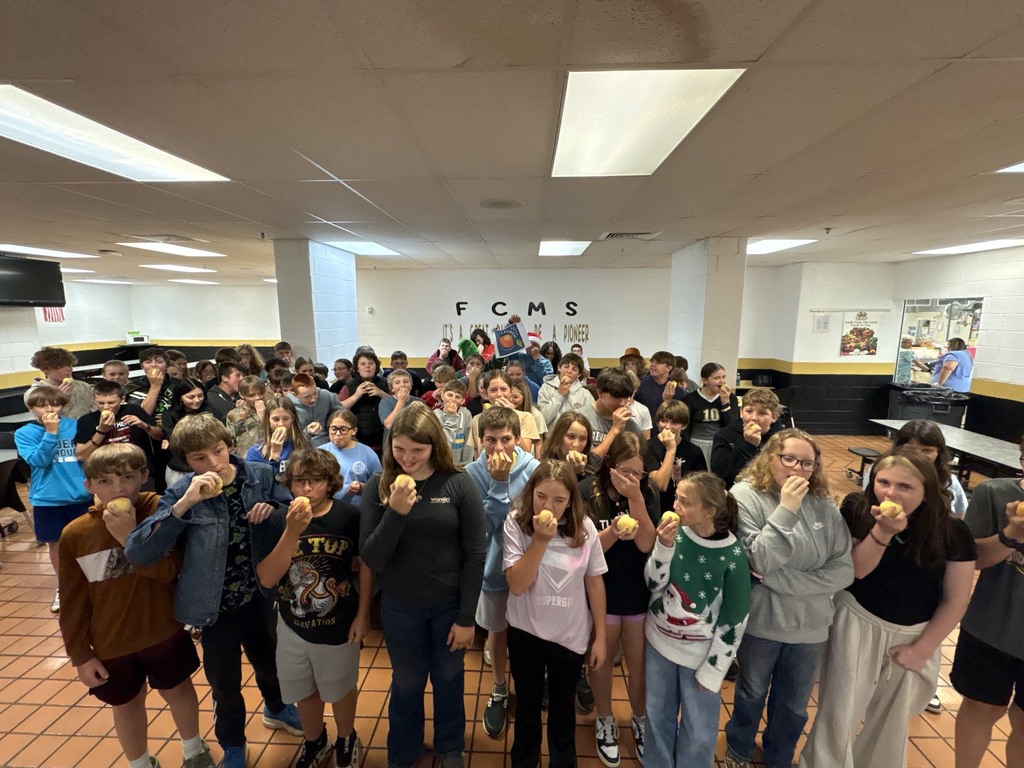 FCMS Students biting their apples.
