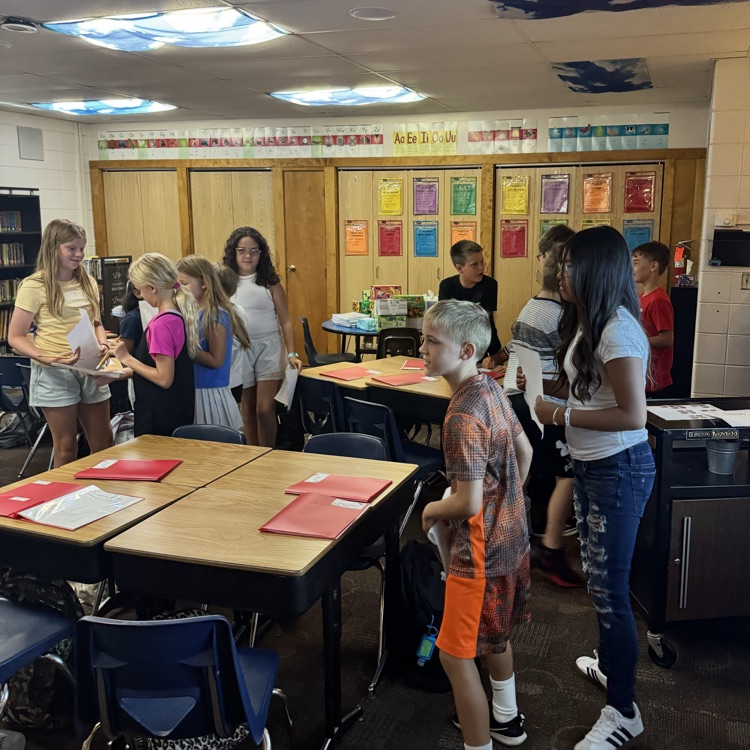 Mrs. Lukkes's 4th grade class at Beadle enjoyed getting to know their classmates by completing a scavenger hunt!