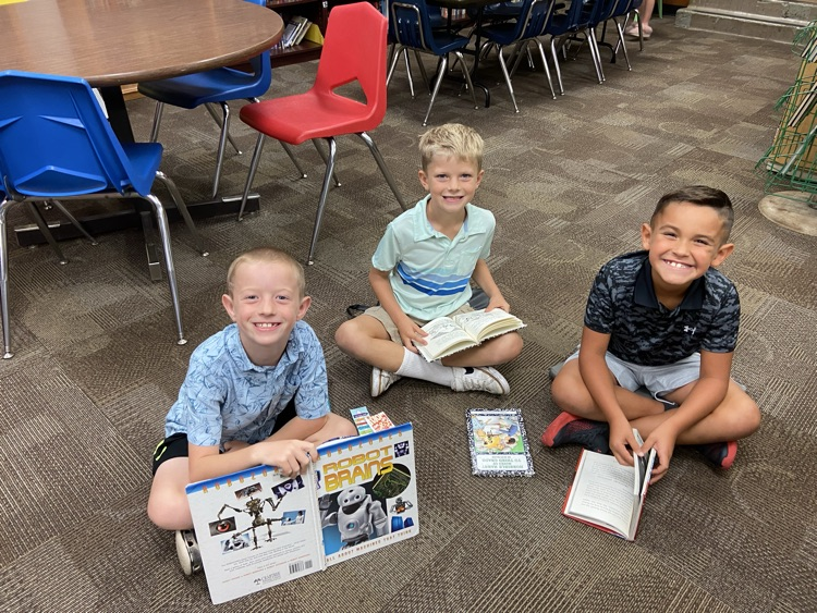 Mrs. Krommenhoek’s second grade class loves discovering new books in the library!