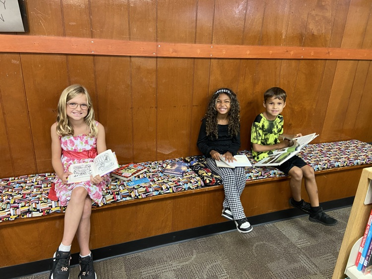 Mrs. Krommenhoek’s second grade class loves discovering new books in the library!