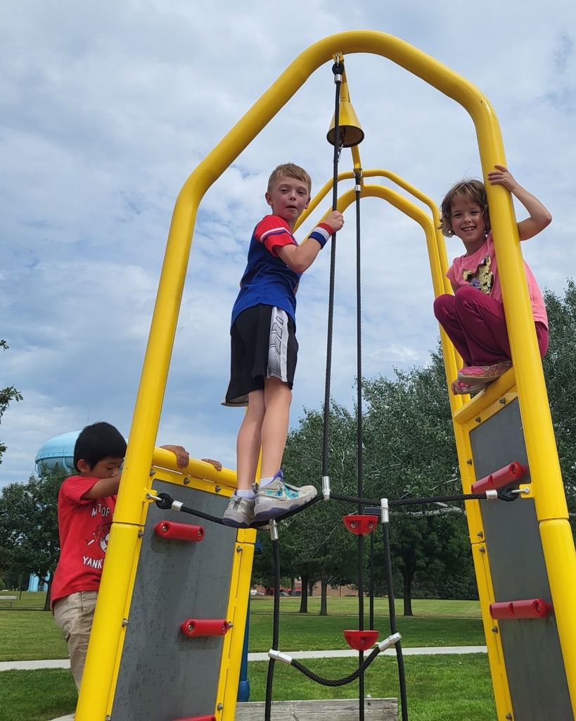 3 kids climbing