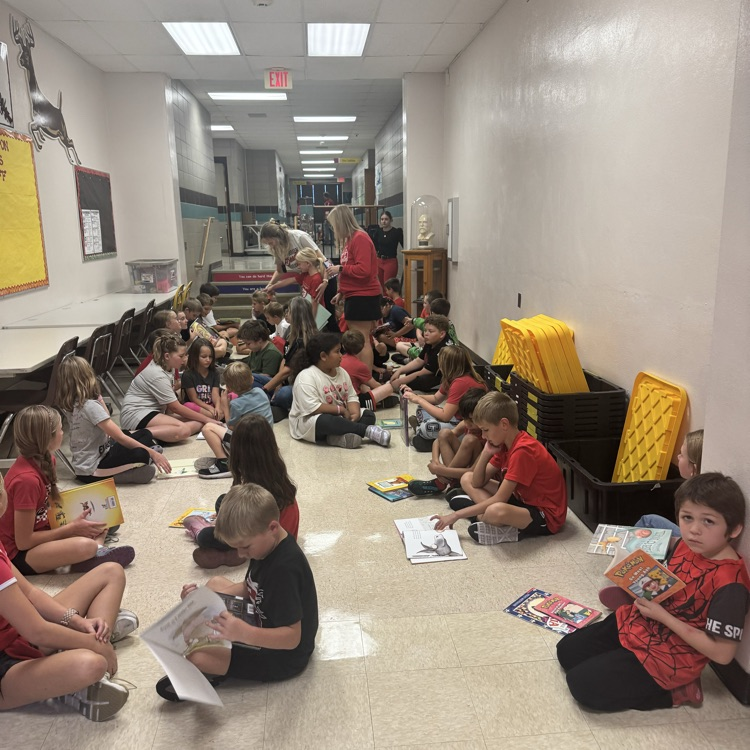 Beadle Bugs filled the halls with the sounds of reading! Decked out in their school spirit, Beadle Bugs read with some Beadle buddies! 