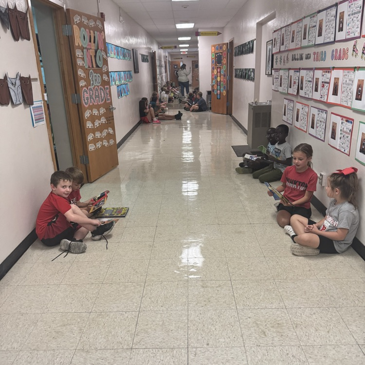 Beadle Bugs filled the halls with the sounds of reading! Decked out in their school spirit, Beadle Bugs read with some Beadle buddies! 