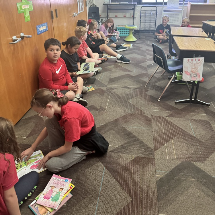 Beadle Bugs filled the halls with the sounds of reading! Decked out in their school spirit, Beadle Bugs read with some Beadle buddies! 
