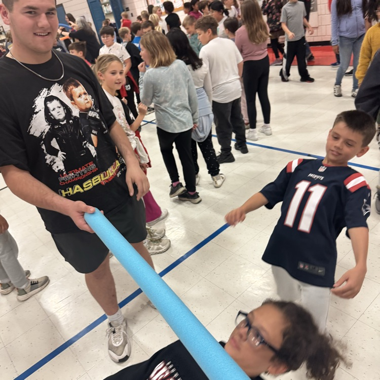 Beadle 4th graders in Mrs. Lukkes's class enjoyed Phil Baker and had a fabulous time singing and dancing!