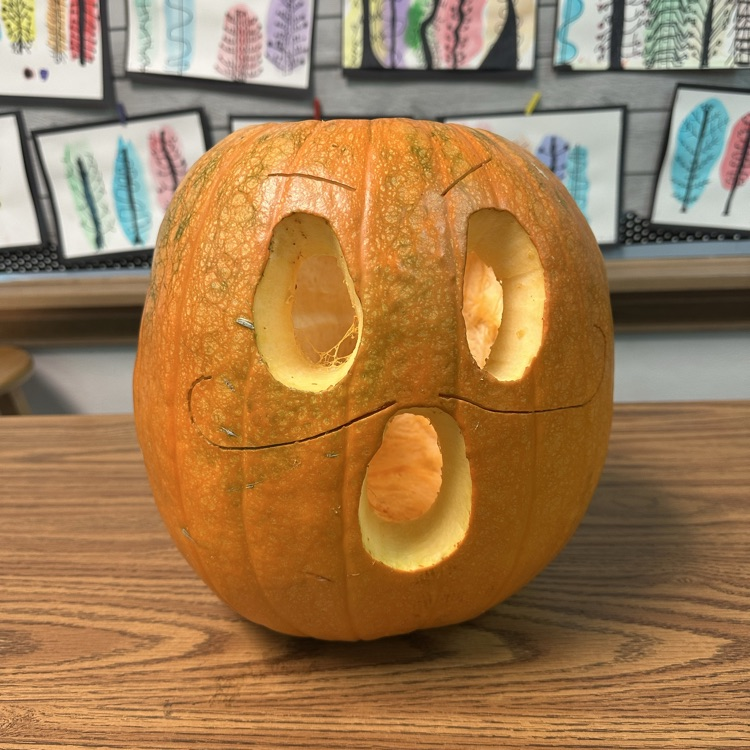 kids digging seeds out of a pumpkin
