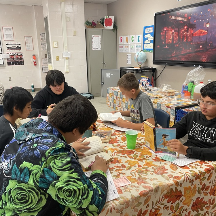 Mrs. Stanosheck's 7th grade English/Language Arts classes had a Fall Book Tasting today. 