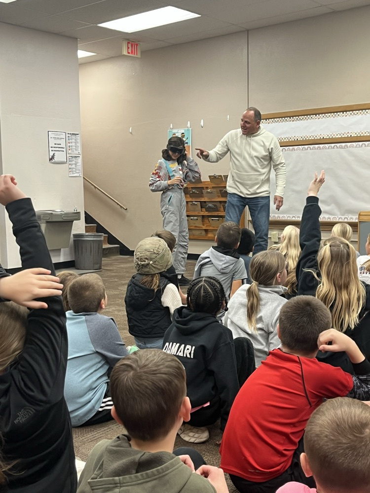 Veteran Schild talking to 5th Grade 