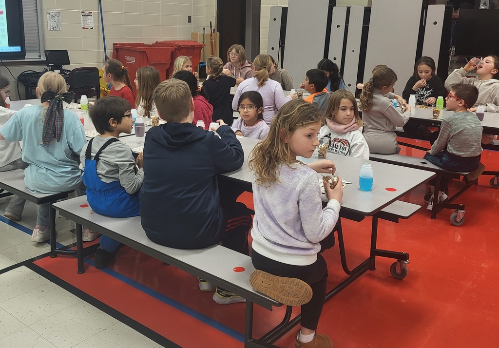 students eating snacks at lunch tables