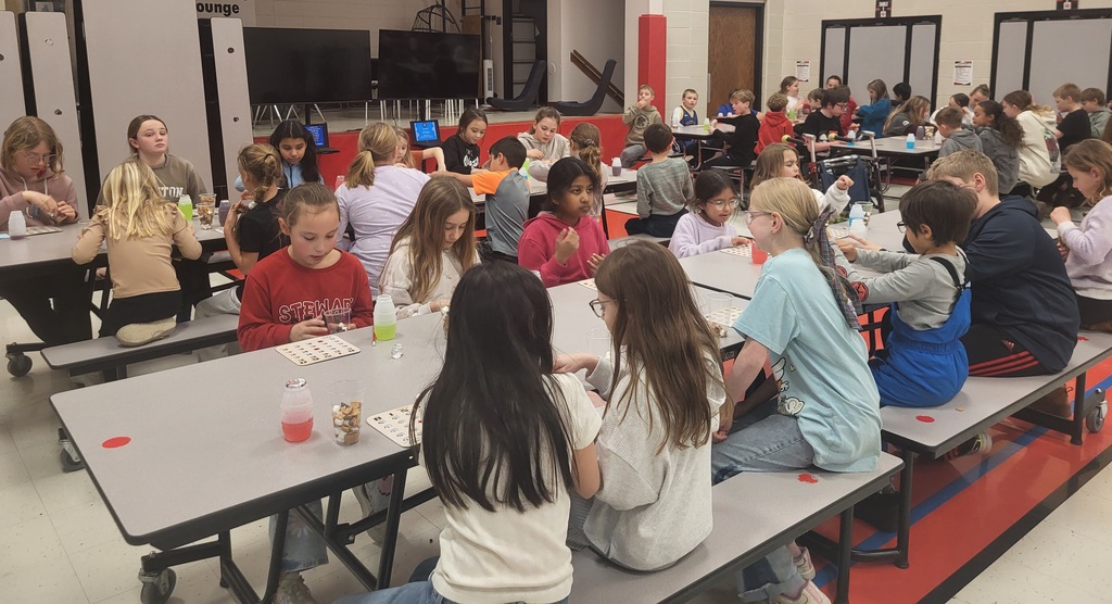 children sitting at lunch tables