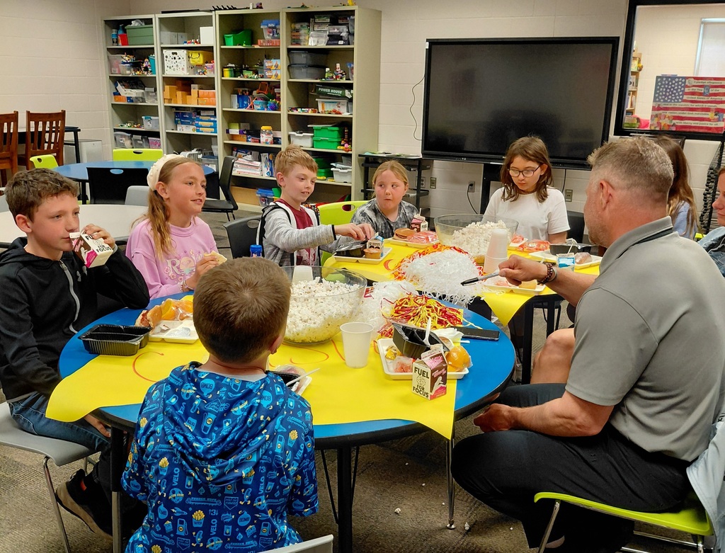 Group of students eating lunch