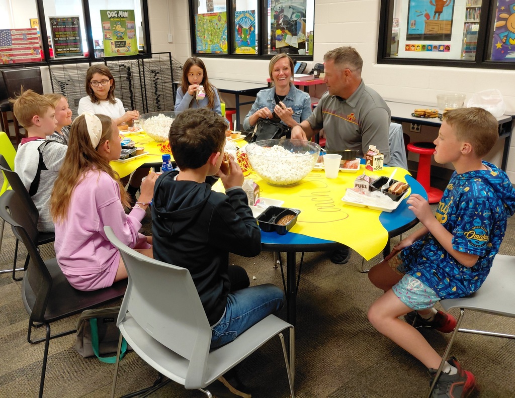 Man and woman eating lunch with children
