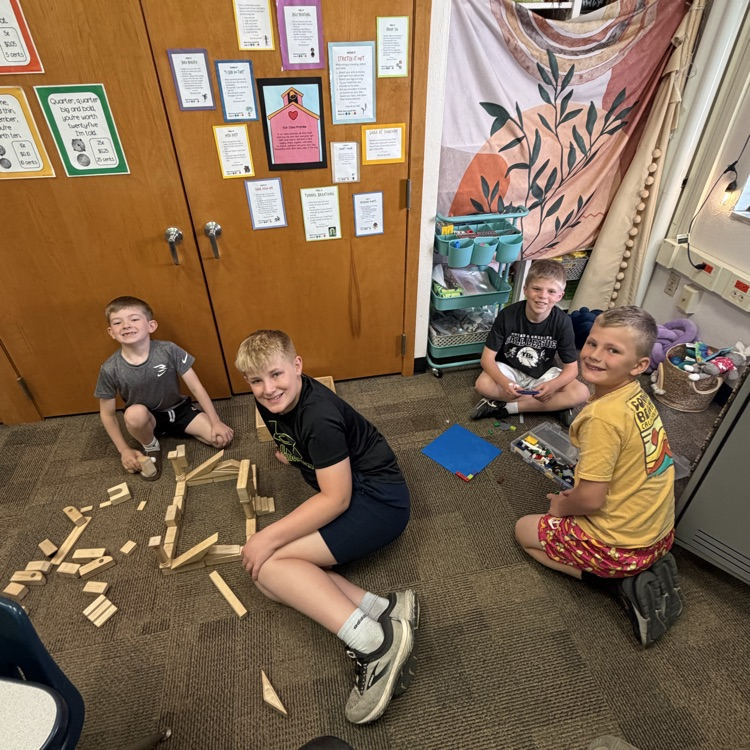 Mrs. Kocmick's Beadle 5th grade building and creating with 2nd graders.