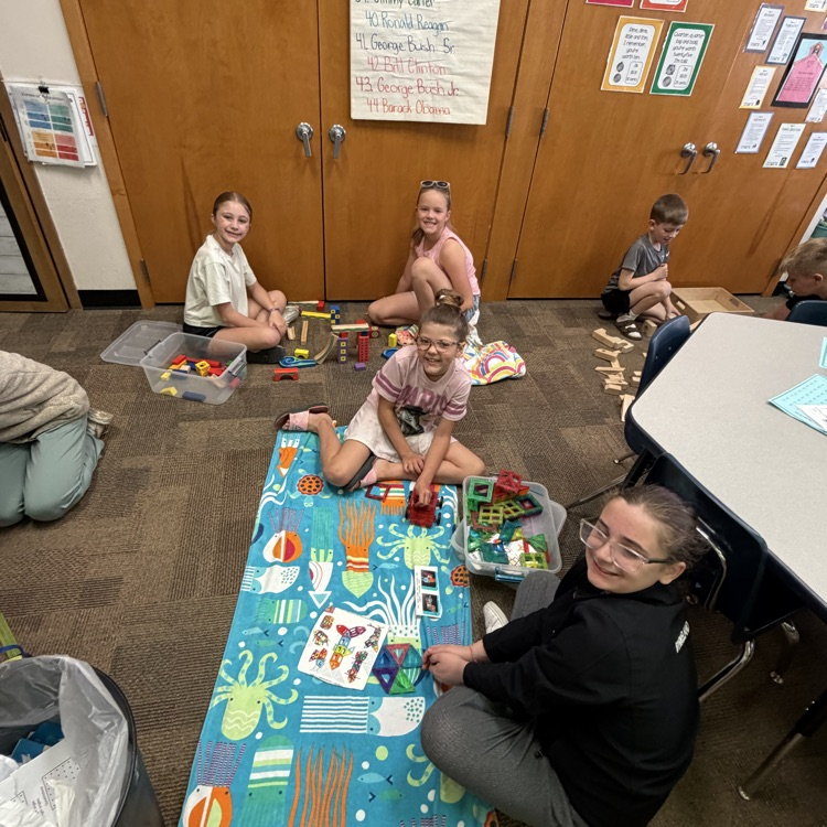 Mrs. Kocmick's Beadle 5th grade building and creating with 2nd graders.