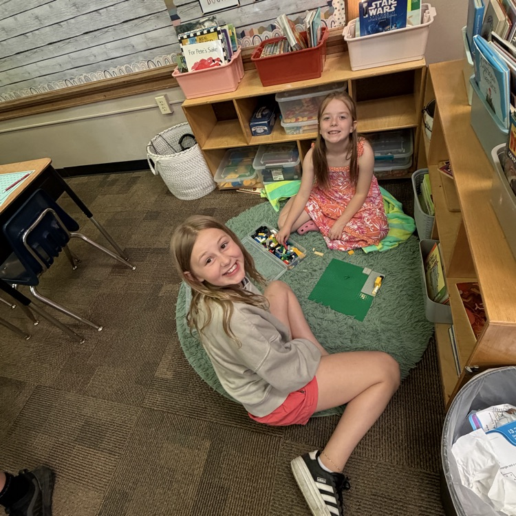 Mrs. Kocmick's Beadle 5th grade building and creating with 2nd graders.