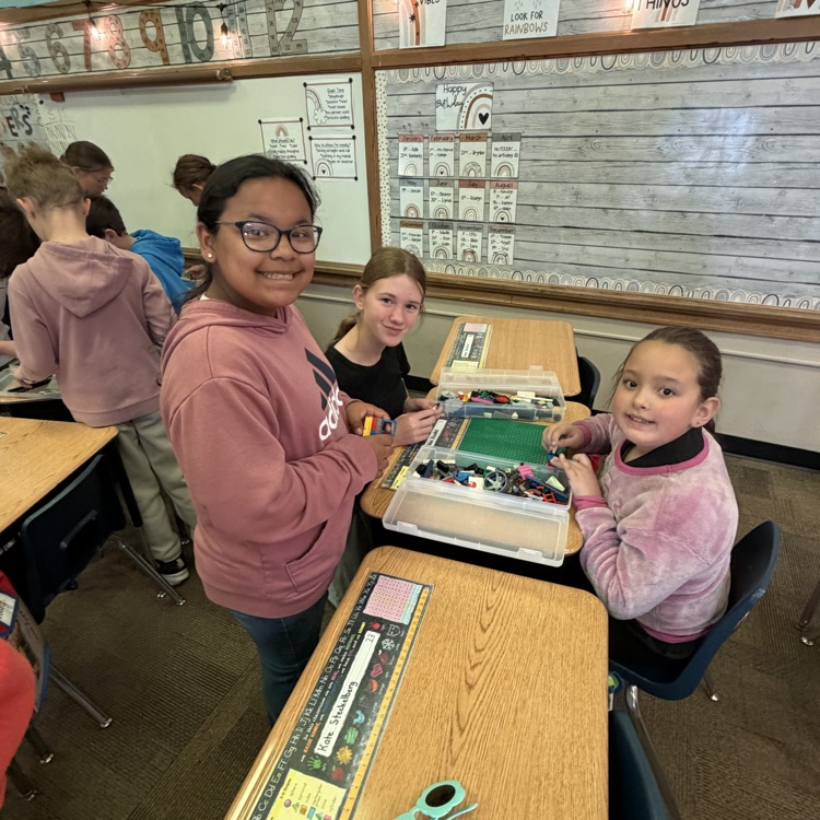 Mrs. Kocmick's Beadle 5th grade building and creating with 2nd graders.
