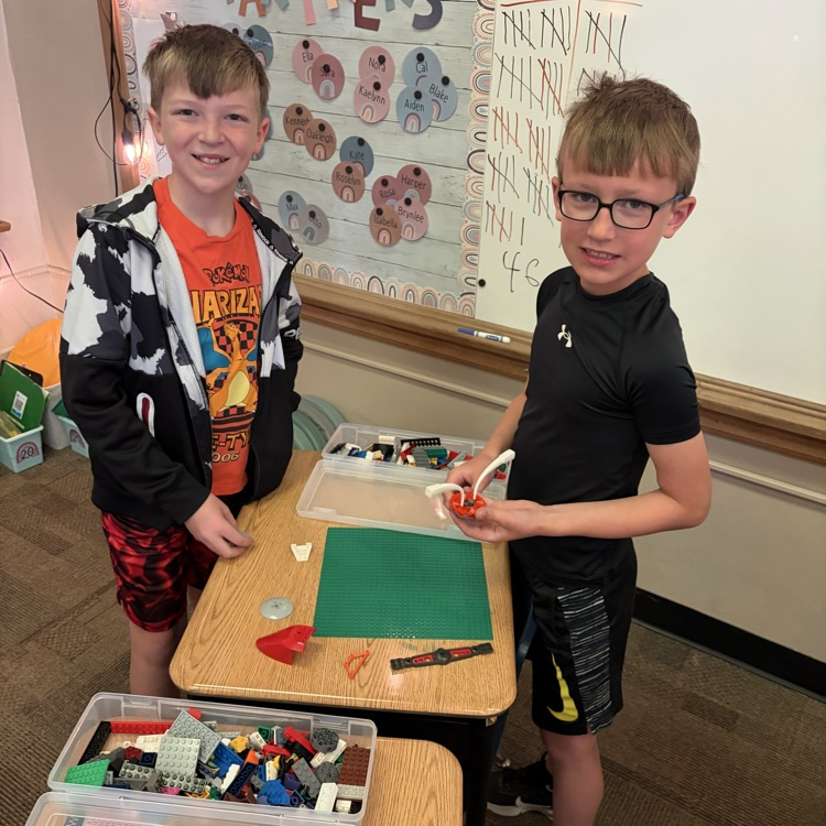 Mrs. Kocmick's Beadle 5th grade building and creating with 2nd graders.