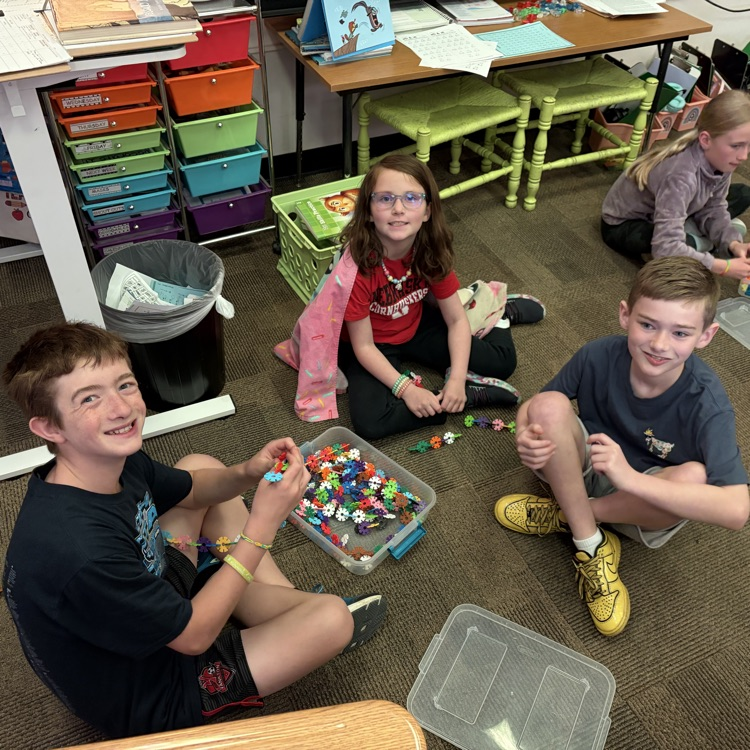 Mrs. Kocmick's Beadle 5th grade building and creating with 2nd graders.