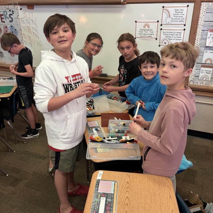 Mrs. Kocmick's Beadle 5th grade building and creating with 2nd graders.