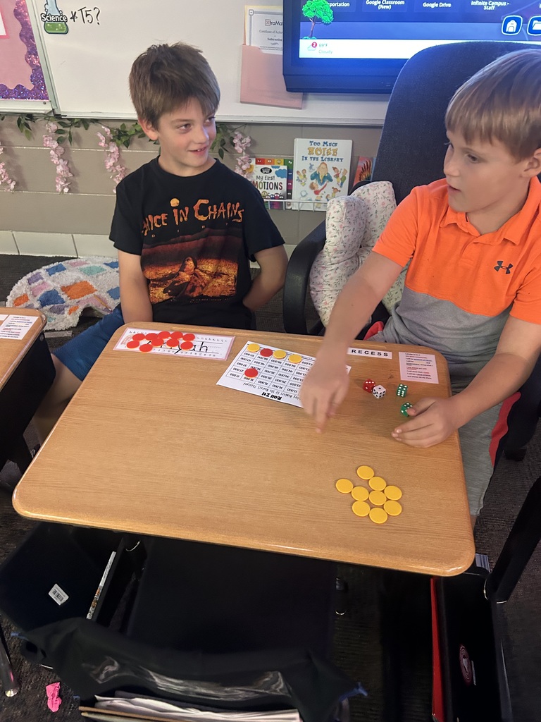 4th graders playing a math game