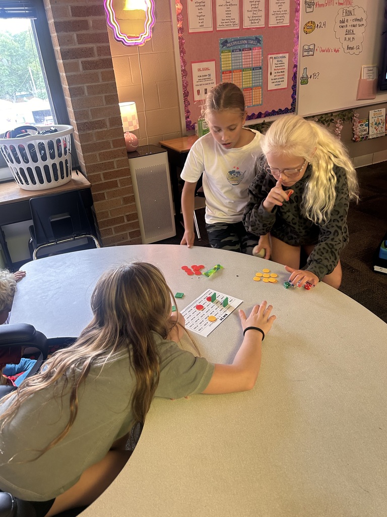 4th graders playing a math game