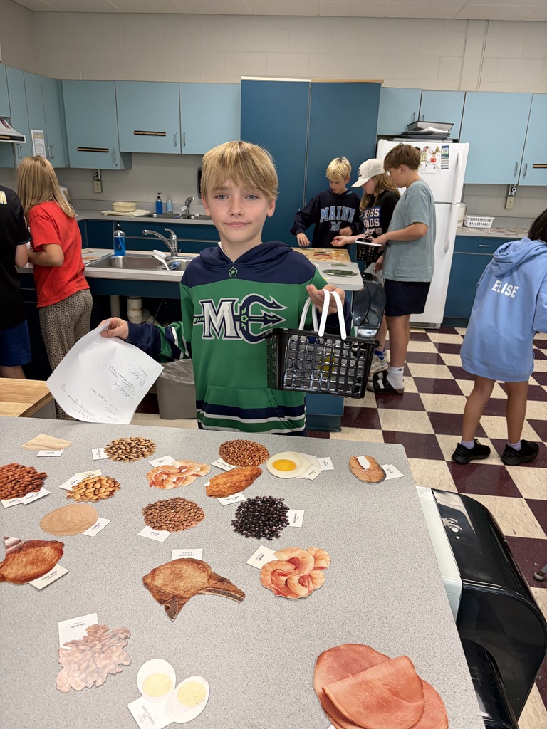 6th-grade students "grocery shopping" in Health Science class