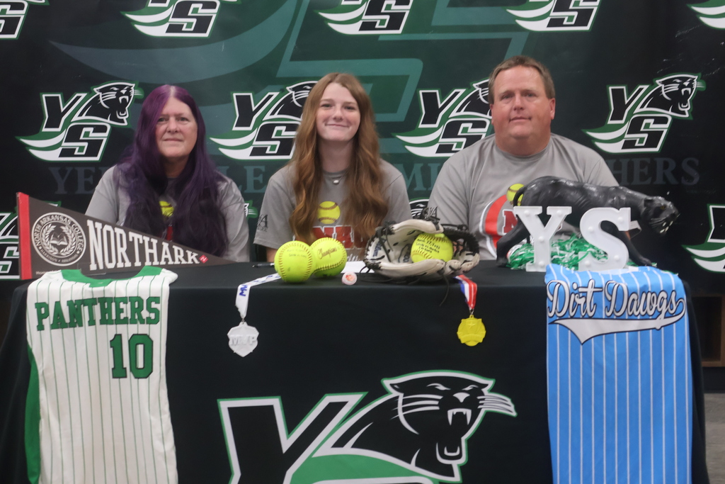 Grace Clifford - Signing