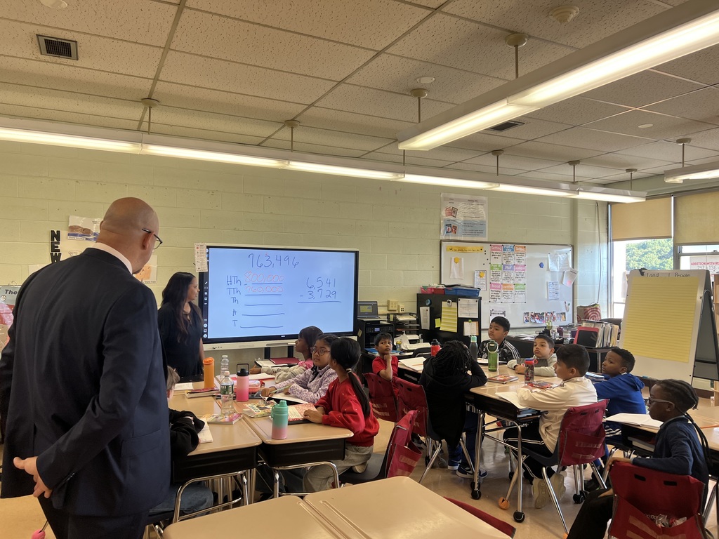 Superintendent Soler visits Mrs. Bonilla's class!