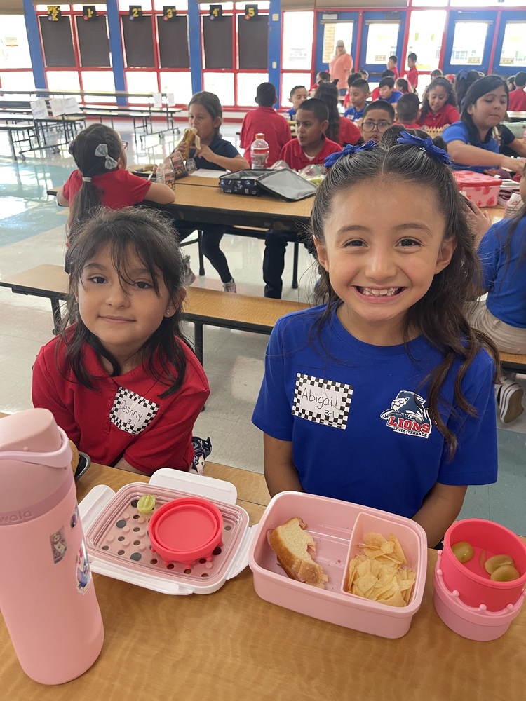 students eating lunch