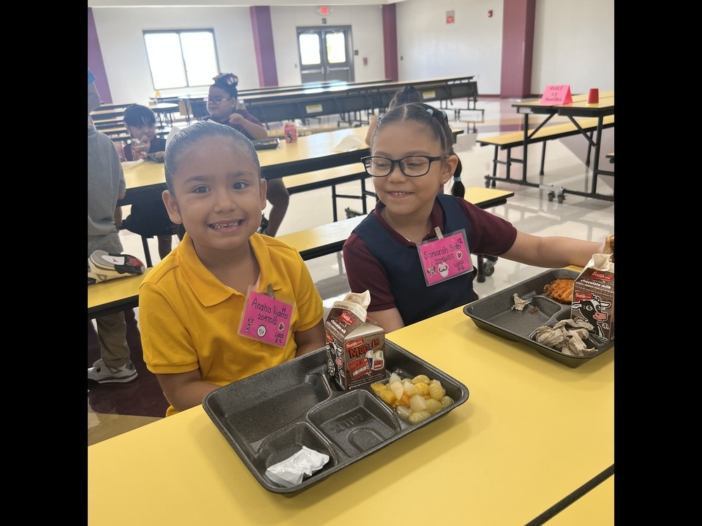 two kindergarteners eatling lunch