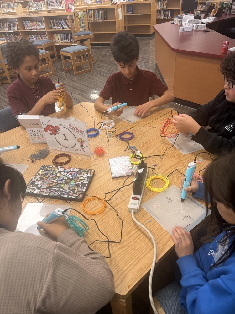 students with 3D pens 
