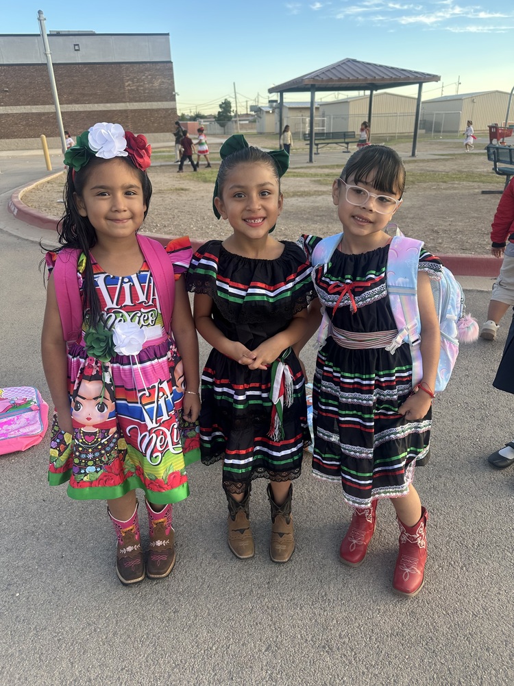 students dressed for diez y seis de septiembre