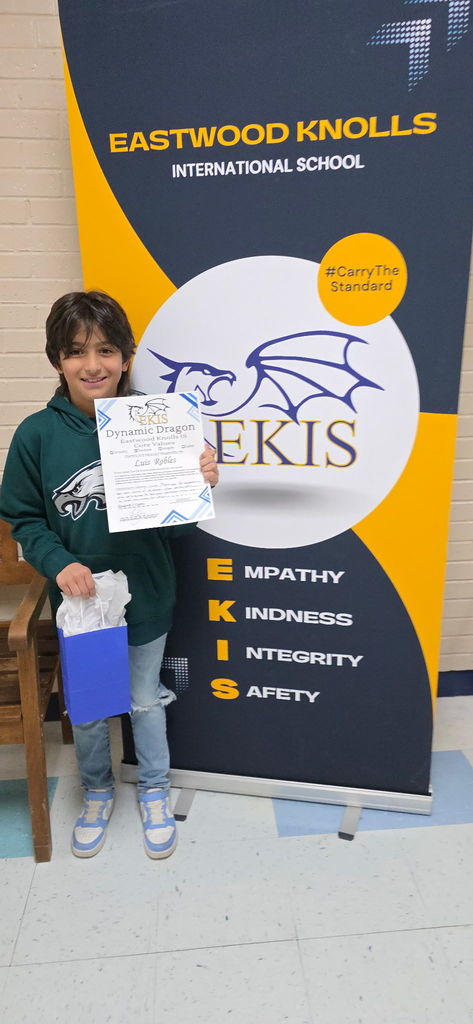 Photo of EKIS student receiving a Dynamic Dragon award.